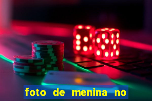 foto de menina no espelho cacheada